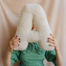 1个白色创意DIY字母抱枕，字母可自由组合，柔软舒适，是沙发靠垫的理想家居装饰，可根据您的喜好定制，是节日、生日、圣诞节的创意礼物，也非常适合圣诞节和房间装饰。