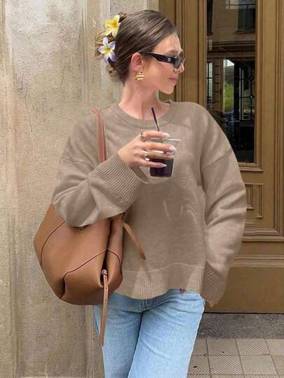 Suéter feminino minimalista de malha, manga comprida e gola redonda, em cor sólida, ideal para o outono e inverno. Perfeito para o dia a dia, macio, confortável e com modelagem solta. Uma peça moderna para o Ano Novo.