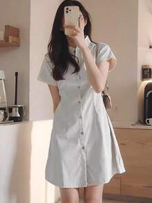 Vestido corto tipo camisa con cuello vuelto, botones simples, cintura ajustada y mangas cortas, de estilo sencillo y elegante para mujer. - Blanco - Ver 3