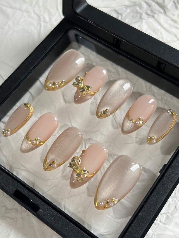 MXYIYANR 10 Stück mandelförmige Katzenaugen-Handpressnägel, französische Katzenaugen-Fingerspitzen, vergoldetes Chrom-Randdesign, 3D-Strass und Schleifen, zeigen einen sanften und eleganten Charakter, sehr geeignet für Mädchen und Frauen zum Tragen im Herbst und Winter Nagelbedarf