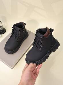 1 par de botas cortas negras para niños pequeños/niños, material de PU tipo gamuza, bloque de color, con cordones y cremallera delantera, punta redonda, suela blanda, estilo británico retro, cálido y lindo, adecuado para niños y niñas de 3 a 12 años, uso casual/escolar, otoño/invierno