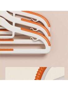 GANCHO DE CUELLO ANTIDESLIZANTE CON DISEÑO. -Diseñado para colgar ropa, evitando que se deslice gracias a su recubrimiento antideslizante. Material: Plástico resistente con recubrimiento de goma o silicona en las áreas en contacto con la ropa. Diseño: Presentan un diseño ergonómico que se adapta a la forma de la ropa, evitando deformaciones. Ventajas: Ahoran espacio en el armario, mantienen la ropa organizada y evitan arrugas. - Naranja - Ver 4