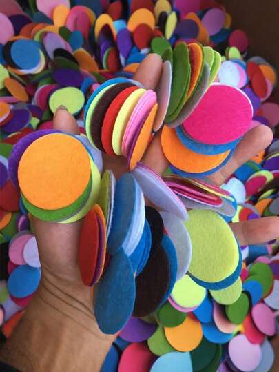 500pcs Colorful Felt Circles, 2/3/4/5cm Non-Woven Fabric Circles, Handmade Flower Pads, Flower Base Stickers For DIY Crafts, Flower Headpiece Bases, Felt Pads, Various Colors For DIY Crafts, Sewing Projects And Creative Decorations, Soft Fabric Material, Ideal For Handmade Items, Sewing Supplies. Holiday Gifts, Birthday Gifts, Party Events, Christmas, Halloween, Carnival Gifts, Add Color To Life.