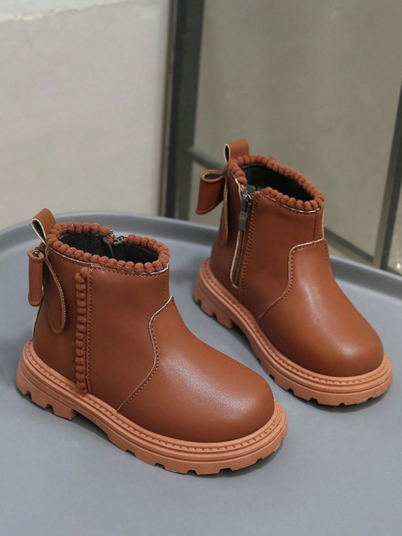 زوج من بوت الأطفال الناعمة والمريحة من جلد البولي...