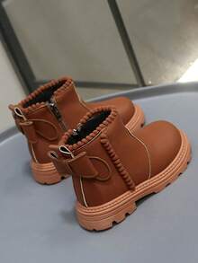 1 Pair Toddler/Kids Soft & Comfortable PU Leather + Fabric Boots, Plush Ball Decor, Zipper Design, Round Toe, Rubber Sole, Classic British Style, Suitable For Baby Girls Indoor/Outdoor, School, Autumn/Winter