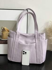 O geantă mov cu un design minimalist care interpretează temperamentul elegant. Material textil de calitate excelentă, delicat și moale la atingere, cu un corp drept și elegant. Stil clasic de purtare manuală, cu o curea de umăr lărgită și confortabilă, potrivită pentru purtare manuală pe un singur umăr. Buzunare multiple practice în față, clasificare ușoară.