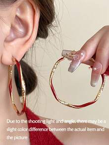 topshiny 1 Pair Of New Red Twisted Large Hoop Earrings For Women, Niche Design, Light Luxury High-End Earrings, Unique Exaggerated Earrings (Slight Color Difference May Exist Between Actual Product And Image Due To Photography Lighting And Angle) - Gold - View 2