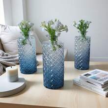 A Glass Vase With A Diamond-Shaped Gradient Blue Design, Featuring 5 White Flowers. Suitable For Minimalist Decor In Living Rooms, Dining Rooms, Study Rooms, And Bedrooms. Home Decor Room Decor Flower Vase