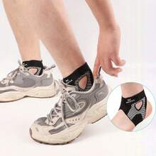 压缩护踝，采用超薄透气空心设计和轮廓贴合脚踝，提供运动脚踝支撑支架和弹性脚踝保护装置，配有薄脚踝保护器，非常适合跑步、健身、足球、篮球运动和日常使用 - 黑色 - 查看 2