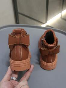 1 Pair Toddler/Kids Soft & Comfortable PU Leather + Fabric Boots, Plush Ball Decor, Zipper Design, Round Toe, Rubber Sole, Classic British Style, Suitable For Baby Girls Indoor/Outdoor, School, Autumn/Winter