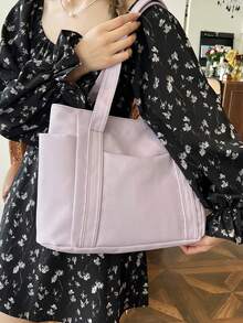 O geantă mov cu un design minimalist care interpretează temperamentul elegant. Material textil de calitate excelentă, delicat și moale la atingere, cu un corp drept și elegant. Stil clasic de purtare manuală, cu o curea de umăr lărgită și confortabilă, potrivită pentru purtare manuală pe un singur umăr. Buzunare multiple practice în față, clasificare ușoară.