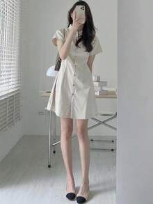 Vestido corto tipo camisa con cuello vuelto, botones simples, cintura ajustada y mangas cortas, de estilo sencillo y elegante para mujer. - Blanco - Ver 2