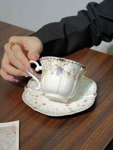 1 Set de taza y platillo con borde dorado y estilo floral europeo vintage. Con elementos estéticos clásicos europeos, estilo vintage, decoración de borde dorado, diseño exquisito y noble. Artesanía de cerámica con decoración de patrones florales vívidos y colores vibrantes que no se desvanecen. Vajilla de alta calidad perfecta para el té de la tarde. Agarre cómodo, tamaño de taza adecuado. Excelente regalo para amigos, familiares, cumpleaños, fiestas.