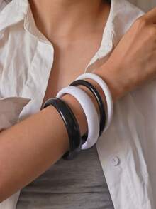 Bộ 4 vòng tay cổ điển thanh lịch, thiết kế tối giản thời trang, phù hợp để đeo hàng ngày, trang sức thời trang nữ, acrylic, phù hợp cho các dịp hàng ngày và tiệc tùng quanh năm - Đen và trắng - Xem 3