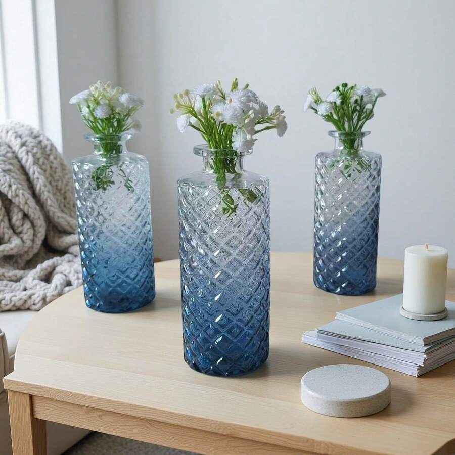 A Glass Vase With A Diamond-Shaped Gradient Blue Design, Featuring 5 White Flowers. Suitable For Minimalist Decor In Living Rooms, Dining Rooms, Study Rooms, And Bedrooms. Home Decor Room Decor Flower Vase