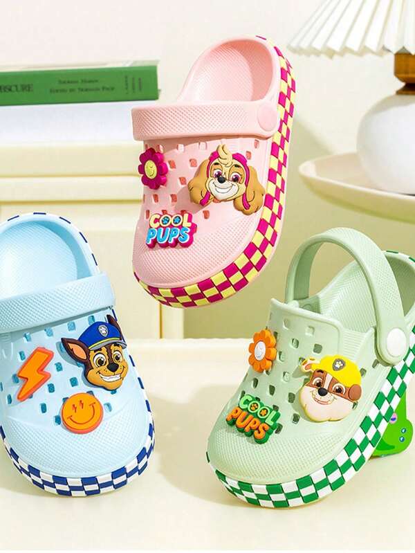 Paw Patrol 一双汪汪队立大功主题拖鞋，四季皆宜，室内外均可穿着。它们是新款家居防滑鞋，适合户外穿着，也是可爱的室内拖鞋。家居拖鞋，适合圣诞节、万圣节、节日用品、节日装饰、感恩节、返校季、秋冬季保暖、闺蜜节、小狗、嘉年华、派对装饰等场合，可爱小物。