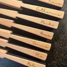 个性化木制婚礼扇子 - 定制雕刻伴娘礼物，适合夏季婚礼，新娘/新娘母亲/伴娘的字母纪念品 - 手持新娘派对扇子，带有名字（天然木材，礼品盒）
