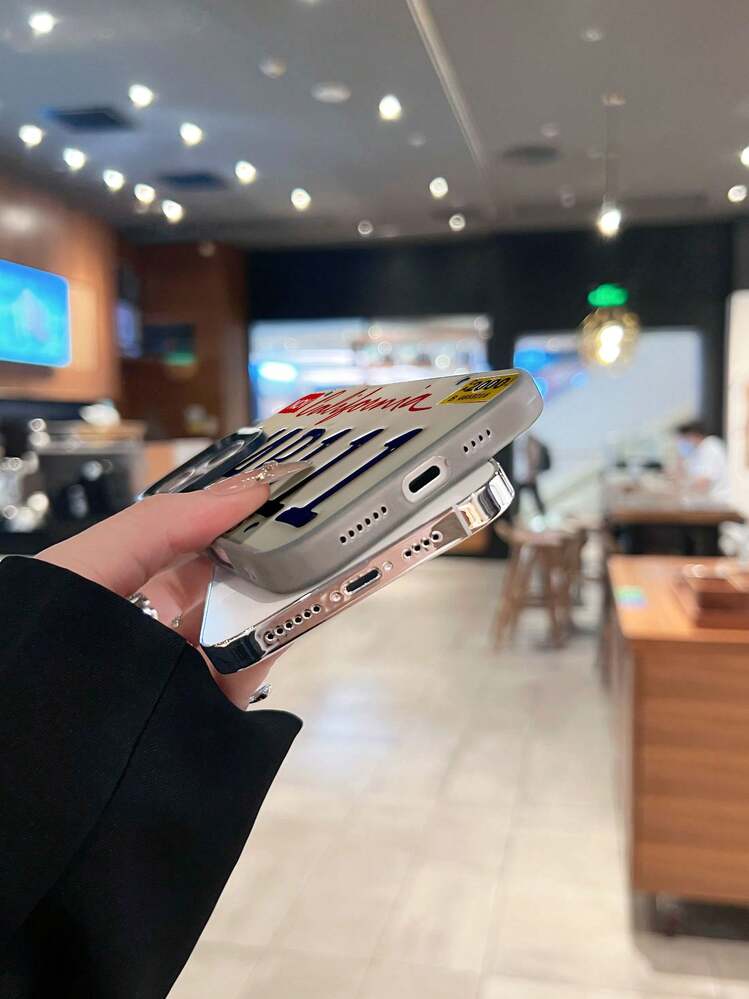 Funda para teléfono con diseño de placa California Outatime, compatible con iPhone 16, 15, 14 Pro Max, 13, 12, 11, XR y XS Plus. Fabricada en silicona TPU, ofrece protección contra golpes y caídas, además de una excelente sensación al tacto. Es el regalo ideal para familiares, amigos y seres queridos. - Negro - Añade 4