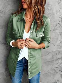 Camisa vaquera clásica de manga larga en verde militar para mujer con detalles de bolsillo y botón frontal, ideal para un look casual y cómodo en la temporada de otoño - Verde militar - Ver 2
