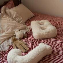 1个白色创意DIY字母抱枕，字母可自由组合，柔软舒适，是沙发靠垫的理想家居装饰，可根据您的喜好定制，是节日、生日、圣诞节的创意礼物，也非常适合圣诞节和房间装饰。