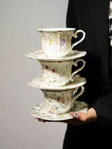 1 Set de taza y platillo con borde dorado y estilo floral europeo vintage. Con elementos estéticos clásicos europeos, estilo vintage, decoración de borde dorado, diseño exquisito y noble. Artesanía de cerámica con decoración de patrones florales vívidos y colores vibrantes que no se desvanecen. Vajilla de alta calidad perfecta para el té de la tarde. Agarre cómodo, tamaño de taza adecuado. Excelente regalo para amigos, familiares, cumpleaños, fiestas.