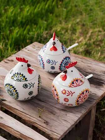 3/2/1 套创意陶瓷小鸡造型调料罐，采用泡沫包装防止破损，既可爱又实用，是理想的家居装饰品，配有盖子和勺子。防潮调料罐适合在厨房台面上存放咖啡、糖、香料和糖果。红色盐罐尤其适合放在台面上使用。