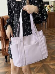 O geantă mov cu un design minimalist care interpretează temperamentul elegant. Material textil de calitate excelentă, delicat și moale la atingere, cu un corp drept și elegant. Stil clasic de purtare manuală, cu o curea de umăr lărgită și confortabilă, potrivită pentru purtare manuală pe un singur umăr. Buzunare multiple practice în față, clasificare ușoară.