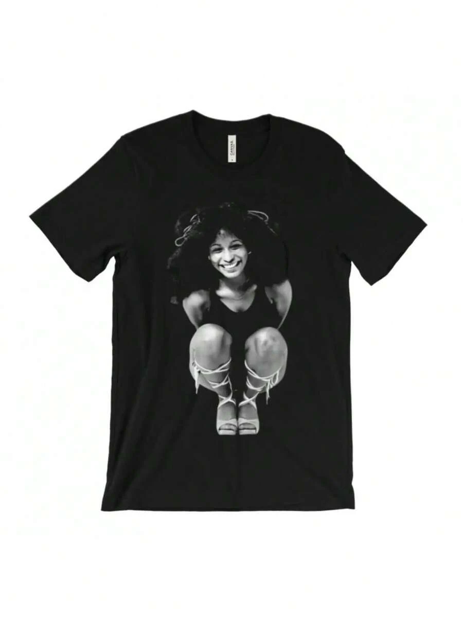 Chaka Khan Graphic T-Shirt For Men - Black R&B Legend Portrait Tee, Soft And Breathable Crew Neck T-Shirt For Concerts, Casual Wear - Sizes S-XXXL, Retro Music Clothing, All-Season T-Shirt, Short Sleeve T-Shirt, Comfortable Fit T-Shirt, Streetwear Style, Vintage Design, Durable Material, Unisex Clothing - 黑色 - 查看 1