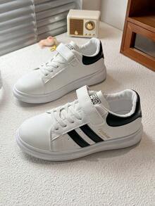 一双百搭白色运动鞋，黑白撞色设计，白色鞋面搭配黑色条纹和时尚点缀，尽显时尚风范！*建议选购大一码，因为鞋码偏小。 - 黑與白 - 查看 3