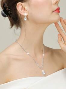 女士钻石首饰 闪耀奢华水钻首饰套装 闪耀项链 耳环 手链套装 闪光皱纹手提宴会包 V 型翻盖信封包 手提包 宴会包 钱包手提包 优雅手提宴会包 手提包 女士舞会手提包 女士新娘宴会包 舞会手提包 金属链条手提包 婚礼派对手提包 酒会婚礼 新款钱包宴会包