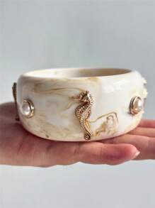 1 pieza Nuevo brazalete de resina geométrica con teñido anudado en beige, asimétrico con concha y perla, joyería llamativa y gruesa, adecuado para fiestas, vacaciones y uso diario