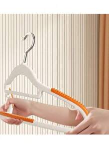 GANCHO DE CUELLO ANTIDESLIZANTE CON DISEÑO. -Diseñado para colgar ropa, evitando que se deslice gracias a su recubrimiento antideslizante. Material: Plástico resistente con recubrimiento de goma o silicona en las áreas en contacto con la ropa. Diseño: Presentan un diseño ergonómico que se adapta a la forma de la ropa, evitando deformaciones. Ventajas: Ahoran espacio en el armario, mantienen la ropa organizada y evitan arrugas. - Naranja - Ver 2
