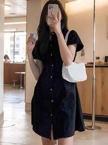 Vestido corto tipo camisa con cuello vuelto, botones simples, cintura ajustada y mangas cortas, de estilo sencillo y elegante para mujer. - Negro - Ver 3