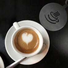 4件套不锈钢咖啡拿铁艺术模具套装，创意图案（咖啡豆、树叶、心形、树叶），非常适合DIY卡布奇诺和热巧克力装饰。可重复使用，食品级，易于清洁。非常适合家庭咖啡师和咖啡店。模具，烘焙模具 - 银色/金色/黑色