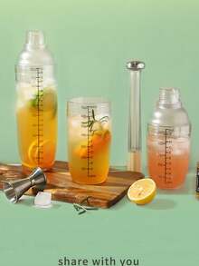 1 Stück Messbecher zum Mischen, geeignet zum Herstellen von Zitronentee, Früchtetee und Milchtee. Es ist ein transparenter Mischbecher, der kälte-, hitze- und druckbeständig ist, mit einem Griff-Design, das sich für kalte Getränke eignet. Er kann als Küchenutensil, Sportflasche oder Outdoor-Wasserflasche verwendet werden und ist perfekt für Weihnachtsfeiern und Partys.