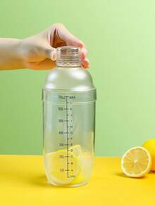 1 Stück Messbecher zum Mischen, geeignet zum Herstellen von Zitronentee, Früchtetee und Milchtee. Es ist ein transparenter Mischbecher, der kälte-, hitze- und druckbeständig ist, mit einem Griff-Design, das sich für kalte Getränke eignet. Er kann als Küchenutensil, Sportflasche oder Outdoor-Wasserflasche verwendet werden und ist perfekt für Weihnachtsfeiern und Partys.