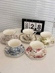 1 Set de taza y platillo con borde dorado y estilo floral europeo vintage. Con elementos estéticos clásicos europeos, estilo vintage, decoración de borde dorado, diseño exquisito y noble. Artesanía de cerámica con decoración de patrones florales vívidos y colores vibrantes que no se desvanecen. Vajilla de alta calidad perfecta para el té de la tarde. Agarre cómodo, tamaño de taza adecuado. Excelente regalo para amigos, familiares, cumpleaños, fiestas.