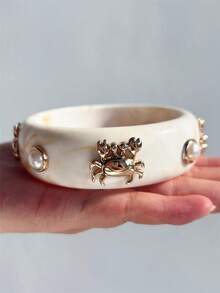 1 pieza Nuevo brazalete de resina geométrica con teñido anudado en beige, asimétrico con concha y perla, joyería llamativa y gruesa, adecuado para fiestas, vacaciones y uso diario