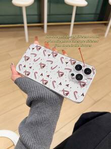 To urocze etui na telefon ma zupełnie nowy, zimowy, świąteczny wzór z choinkami, reniferami, Świętym Mikołajem, czapkami Mikołaja i świątecznymi skarpetami. Modne etui kompatybilne z modelami 17/17 Air/17 Pro/17 Pro Max, 16/16 Plus/16 Pro/16 Pro Max, Galaxy S25 Ultra, S24 Ultra, S22, S21 Ultra, S21 FE 5G i S23.