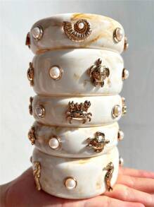 1 pieza Nuevo brazalete de resina geométrica con teñido anudado en beige, asimétrico con concha y perla, joyería llamativa y gruesa, adecuado para fiestas, vacaciones y uso diario