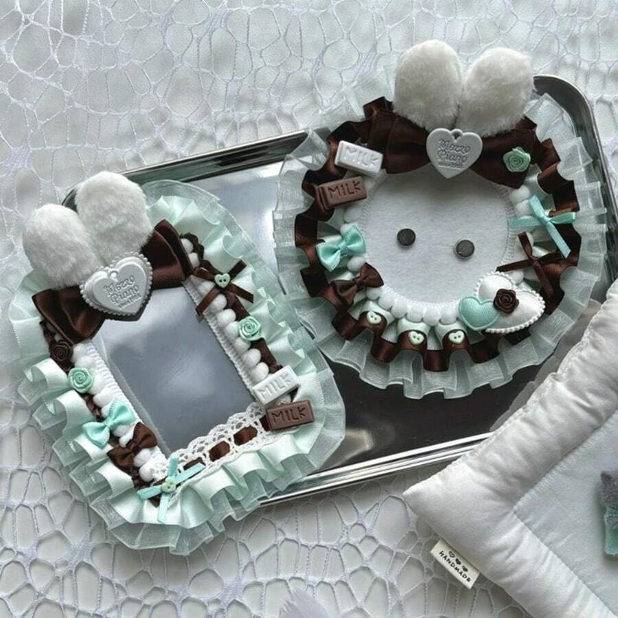 1个全新薄荷绿蕾丝照片卡套，8种颜色可选（粉色、绿色、蓝色、黄色），手工圆形徽章展示架，适用于2D角色、偶像周边、卡通动漫游戏，透明亚克力徽章夹装饰，适合洛丽塔风格