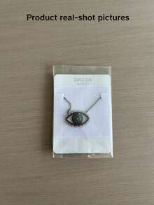 1 Peça de Colar de Olhos Azuis, um Colar Pingente de Zircônia Incrustado de Cobre. É um acessório elegante e criativo para vestidos formais, e também adequado para decorações de festas temáticas de Halloween. Pode ser dado como presente de Halloween para familiares e amigos, e também pode ser usado diariamente, sendo simples e elegante.