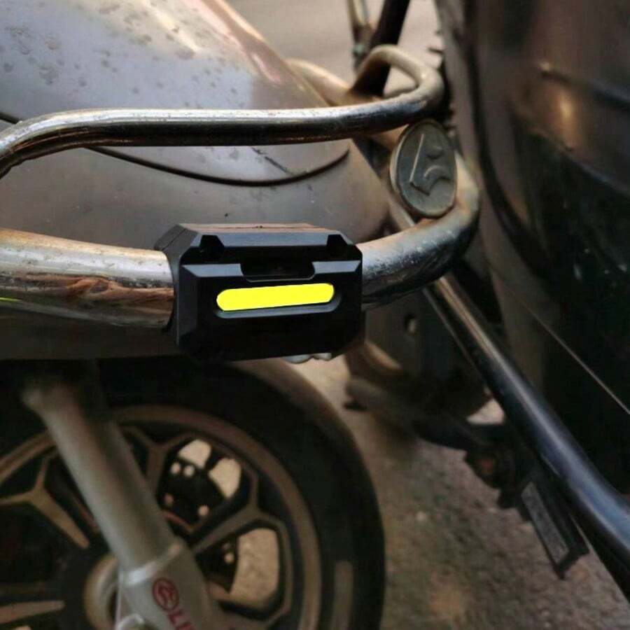 2 Stück universelle Motorschutzblöcke mit reflektierender Antikollisions-Funktion, mehrere Dichtungen, für verschiedene Rohrdurchmesser einstellbar, geeignet für alle Modelle, Stoßschutzvorrichtungen mit hochreflektierendem Design für verbesserte Nachtsichtbarkeit, erhöhte Stoßabsorption, Stoßschutzleisten für Motorräder, Roller, Fahrräder, ATVs, für Pendeln, Landstraßen, Offroad-Abenteuer, Stadtverkehr, Regen, Herbst, Winter, als Geschenk, Weihnachtsstrumpfstopfer, Motorrad-Zubehör, einfache Montage ohne Werkzeug, breite Kompatibilität