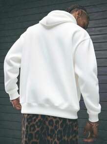 男士休闲街头风连帽卫衣，纯色，带抓绒内衬，宽松版型，适合日常穿着和叠穿。