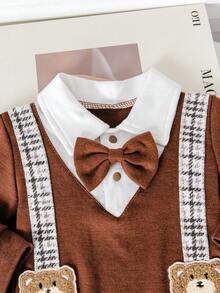 两件套复古英伦风男婴套装 - 卡其色领结连体衣 + 格纹背带裤，可爱小熊元素