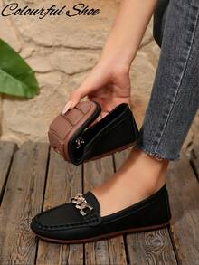 Damen Slip-On Loafer mit Metall-Ketten-Dekor, runde Zehenpartie, rutschfeste flache Lässig Schuhe, weiche Sohle, bequem, Schwarz, Herbst/Winter Neuheit