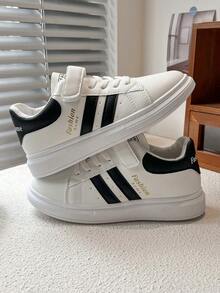 一双百搭白色运动鞋，黑白撞色设计，白色鞋面搭配黑色条纹和时尚点缀，尽显时尚风范！*建议选购大一码，因为鞋码偏小。 - 黑與白 - 查看 4