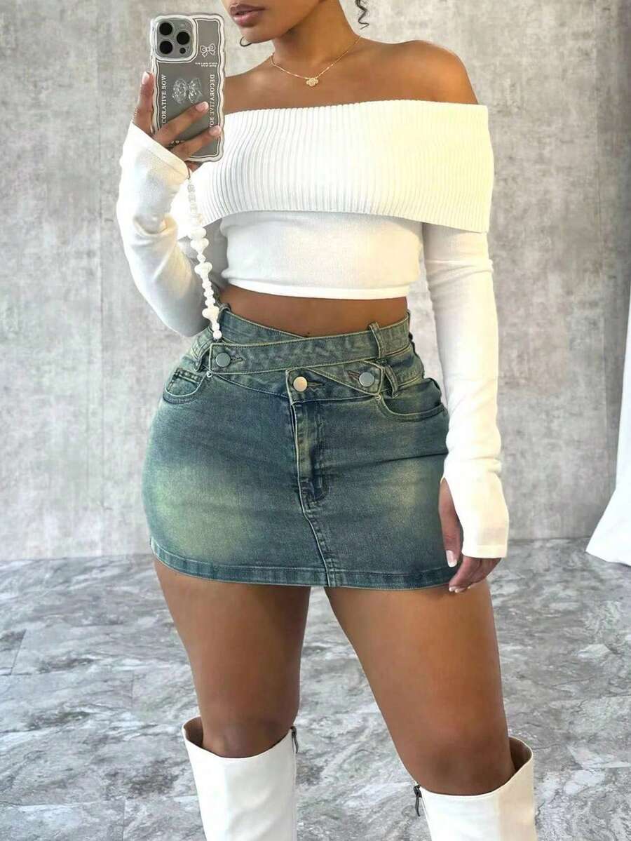 Chân váy denim ôm sát cạp cao, phong cách thường ngày mùa hè