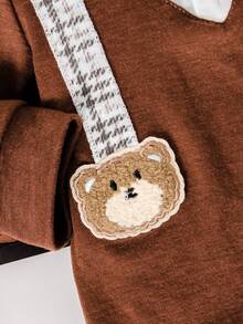 两件套复古英伦风男婴套装 - 卡其色领结连体衣 + 格纹背带裤，可爱小熊元素