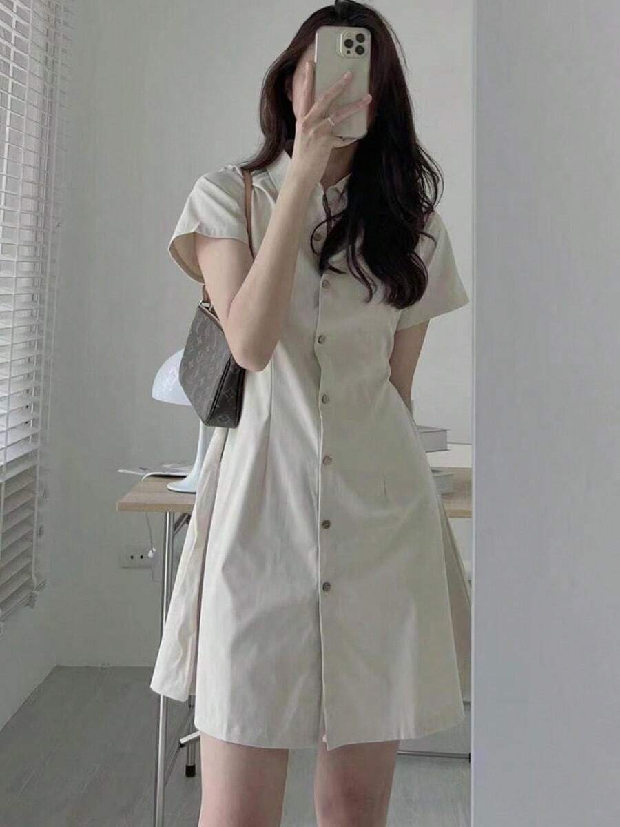 Vestido corto tipo camisa con cuello vuelto, botones simples, cintura ajustada y mangas cortas, de estilo sencillo y elegante para mujer. - Blanco - Ver 1